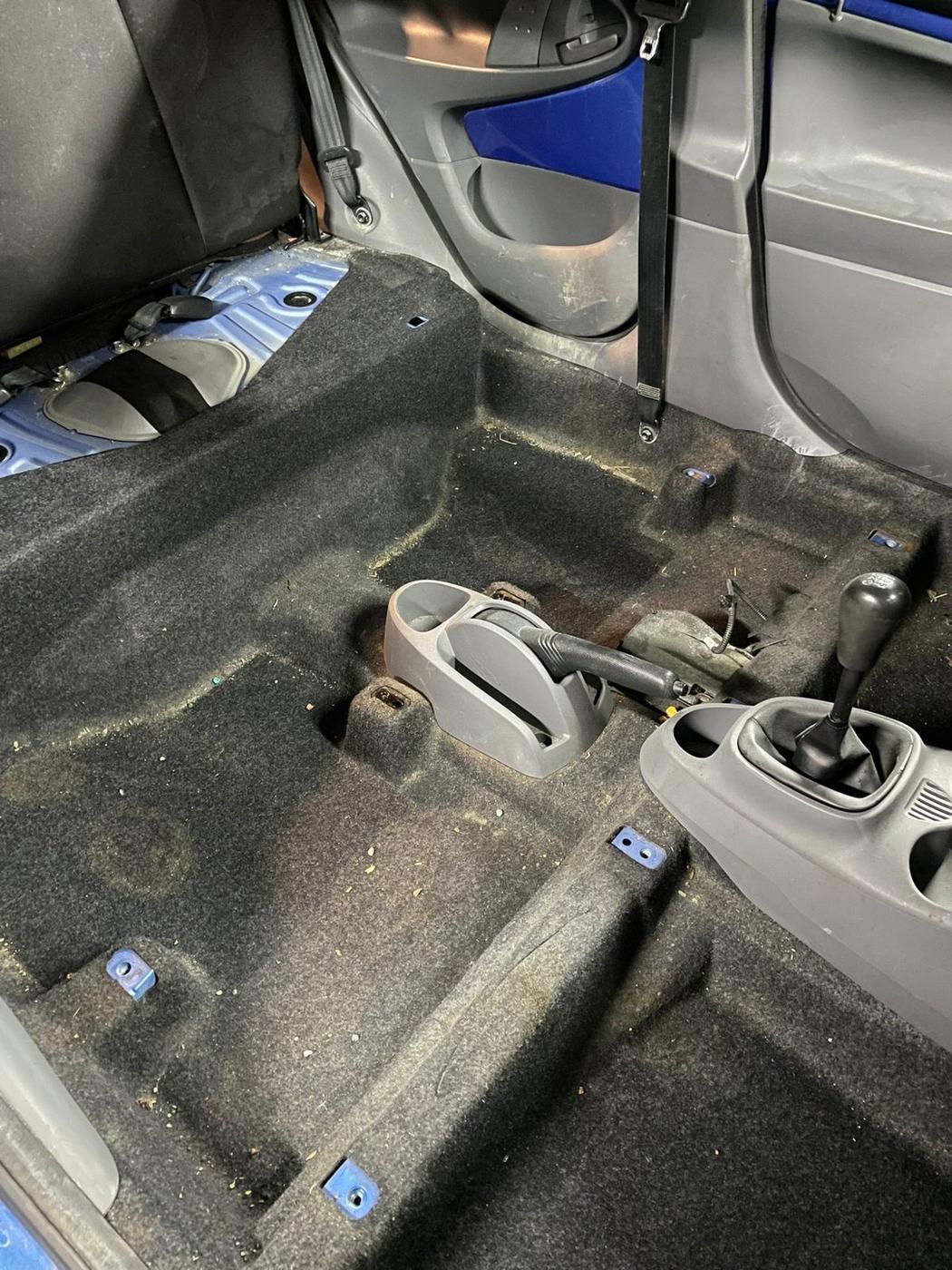 Pranie podłogi i wnętrza od strony pasażera — Białystok — przed usługą, TAP CLEAN Białystok